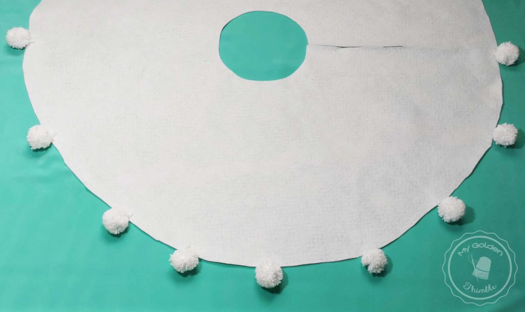 Learn how to make this modern and easy white felt Pom Pom Tree Skirt for your white and gold Christmas decorations. Is so easy and cheap to make but it looks like a store bought. 2 min video tutorial.