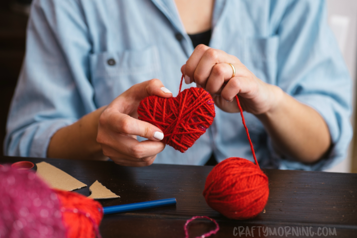 yarn wrapped hearts Diy valentines day decorations