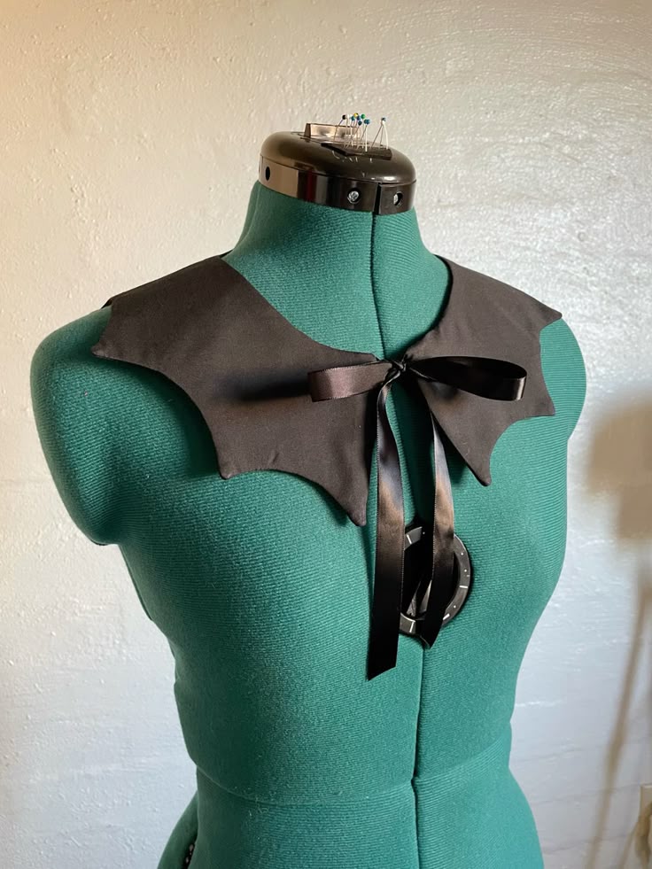 Halloween bat collar pattern