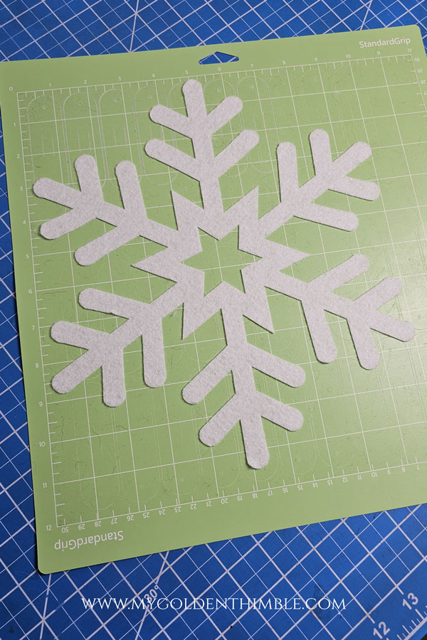 snowflake on a cricut cutting mat